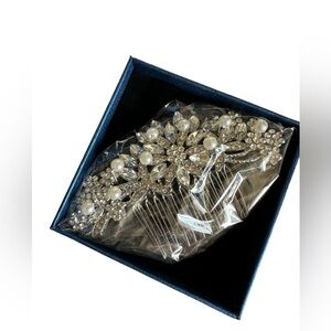 NWT Pearl and Crystal Hair Comb